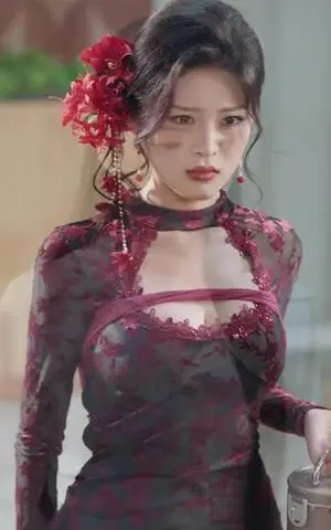 《美女老板的贴身近卫》短剧封面