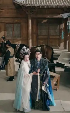 《我靠拍卖登顶三界（85集）赵子麒＆隋安蓉（夸克网盘）》短剧封面