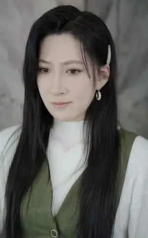 《妈宝女加彩礼反手娶了总裁校花》短剧封面