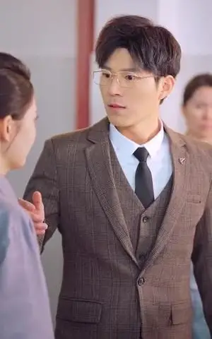 《重回职场，我在隔壁当老大（62集）（夸克网盘）》短剧封面