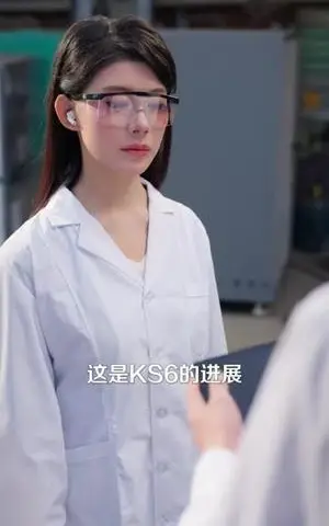 《人狠话不多：夫人顶级马甲炸翻全场》短剧封面