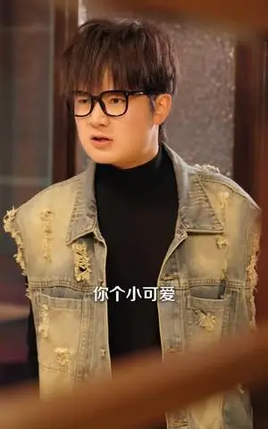 《花钱就返利，我靠消费霸榜魔都》短剧封面