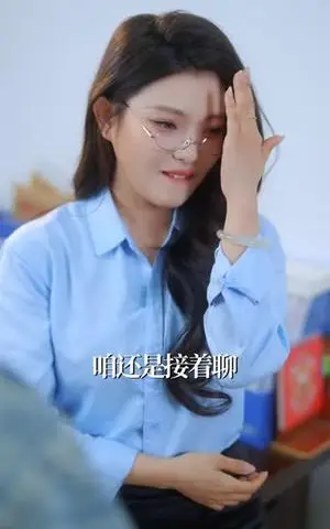 《签到后，我成了校花们的房东》短剧封面