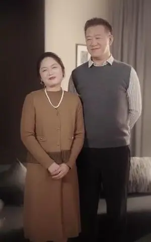 《别惹，她有神明降落》短剧封面