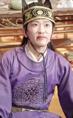 《这人修为满级却偏要吃女帝软饭》短剧封面