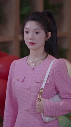 《千亿总裁向我求婚了》短剧封面