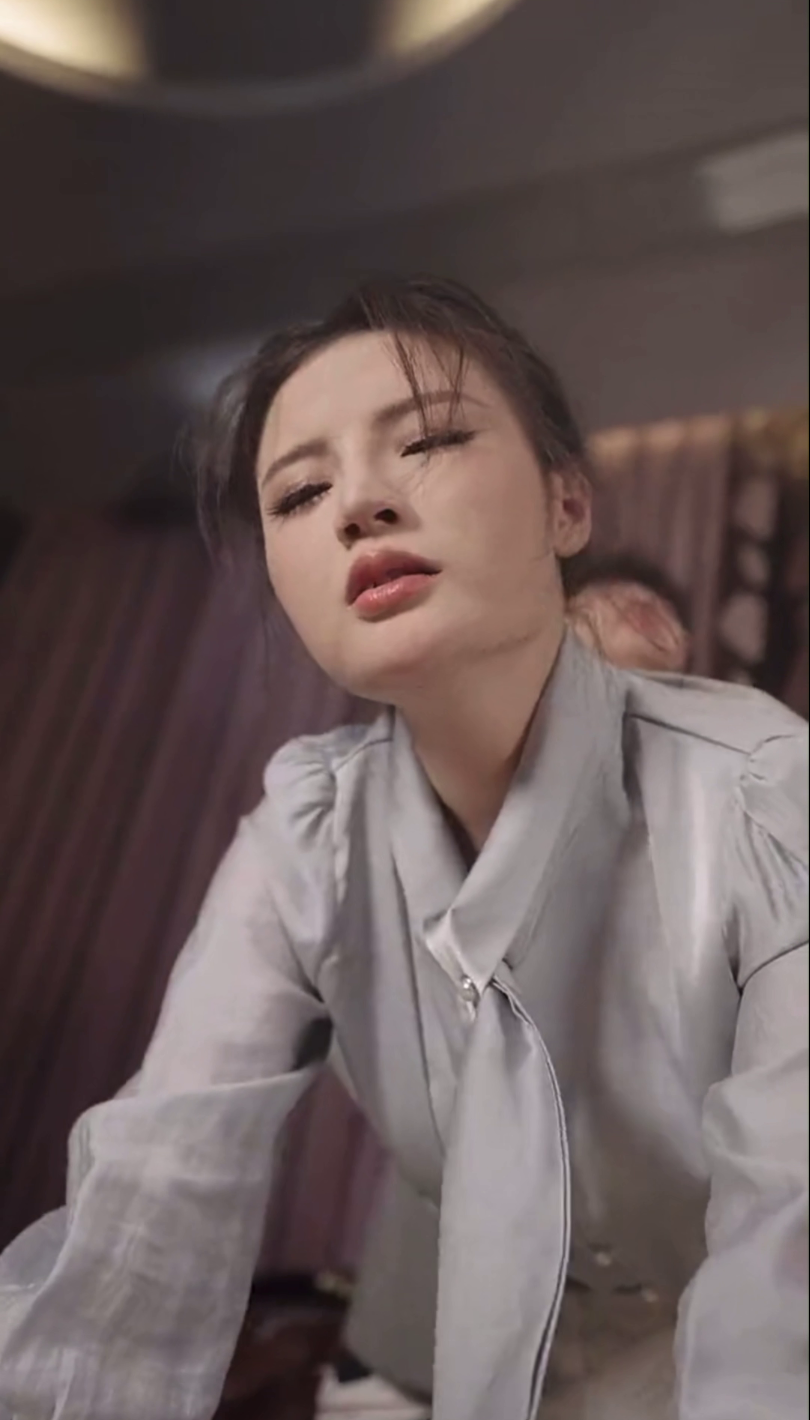 《擦边短剧：偷心难抑&无能的丈夫》短剧封面