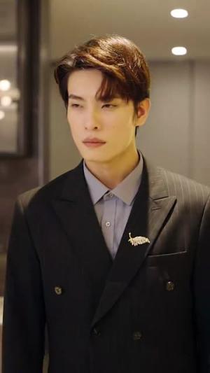 大小姐不装后全世界都跪了$被甩后大小姐狂虐渣男（53集）于金金（夸克网盘）封面图 - 短剧短剧