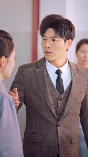 重回职场，我在隔壁当老大（62集）（夸克网盘）封面图 - 职场短剧