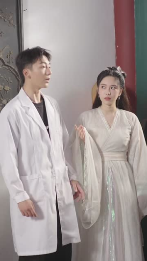 《带着药箱闯古代（100集）》短剧封面