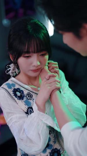 暗吻月光 《暗吻月光》短剧封面