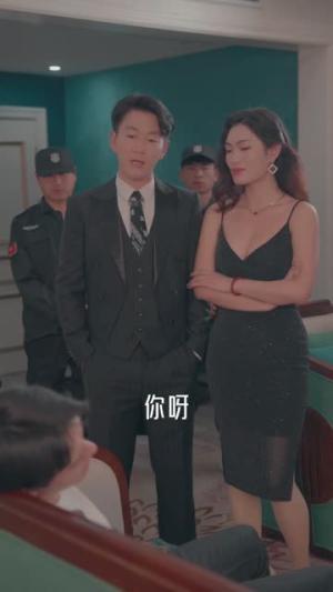 擦边剧：绝色师姐请自重（80集）封面图 - 都市短剧