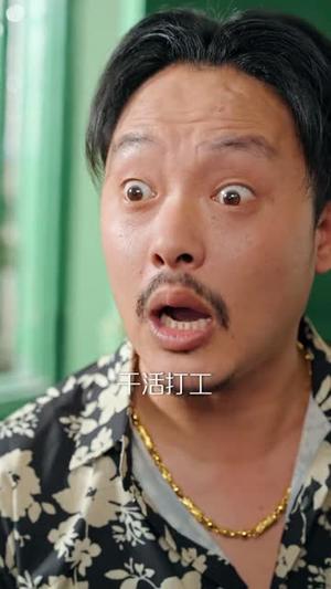 《复读三年，我的大学长腿跑了》短剧封面