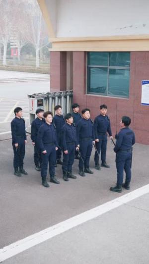 大学：保安签到四年，校长求我不要走＆大学保安签到四年校长求我不要走（97集）都钊＆肖茜文（夸克网盘）封面图 - 短剧短剧